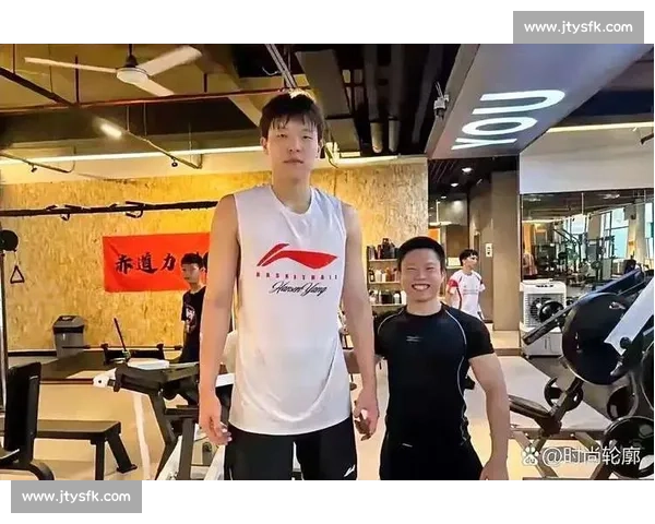 杨瀚森选秀西装暗藏甜蜜密码！疑似女友曝光，青梅竹马清纯般配